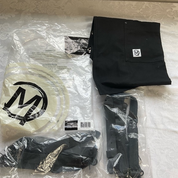 Mercer Culinary Metro Edge Black Canvas Bib M63208 Apron w/ Pockets New In Bag - Picture 2 of 2